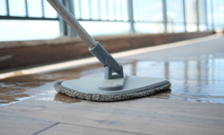 Skuteczna pielęgnacja podłogi drewnianej. Poradnik