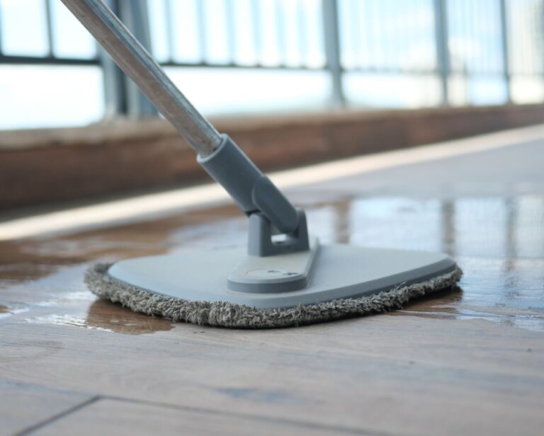 Skuteczna pielęgnacja podłogi drewnianej. Poradnik