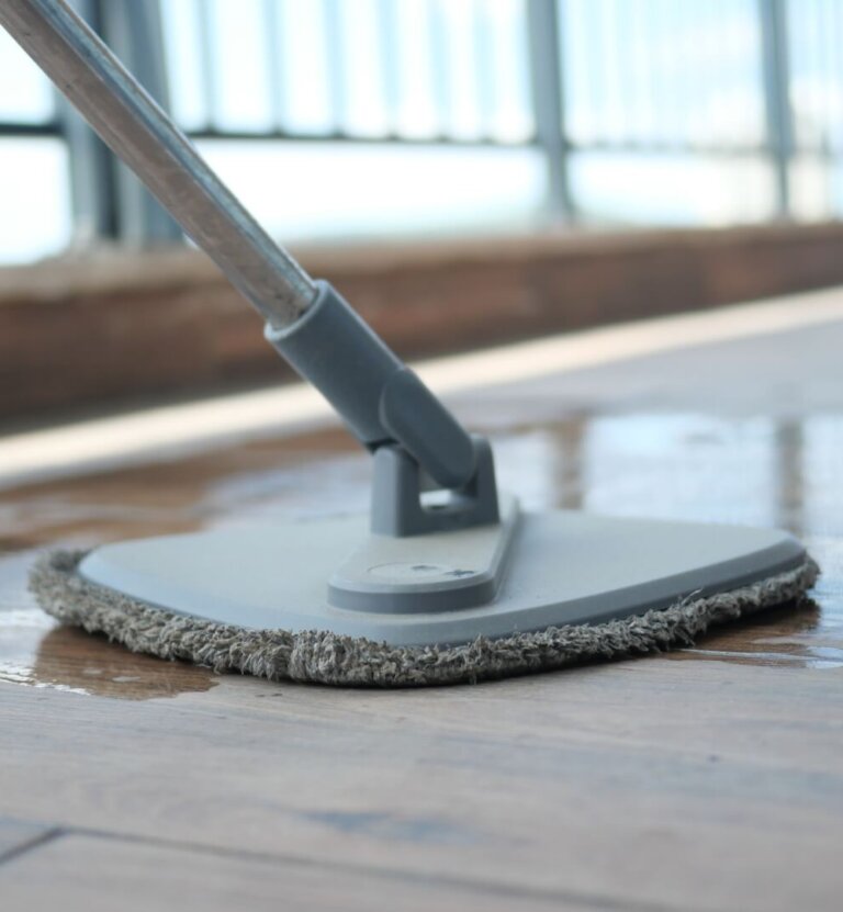 Skuteczna pielęgnacja podłogi drewnianej. Poradnik