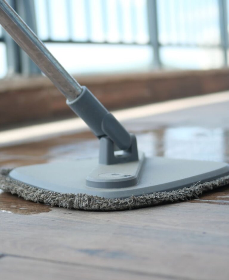 Skuteczna pielęgnacja podłogi drewnianej. Poradnik