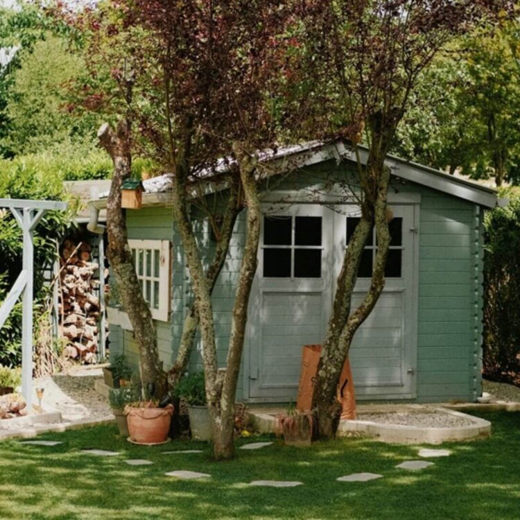 Skrzynie ogrodowe na balkony, tarasy i do ogrodów – dlaczego warto je wybierać?