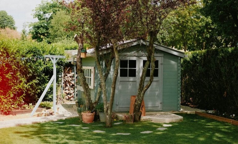 Skrzynie ogrodowe na balkony, tarasy i do ogrodów – dlaczego warto je wybierać?