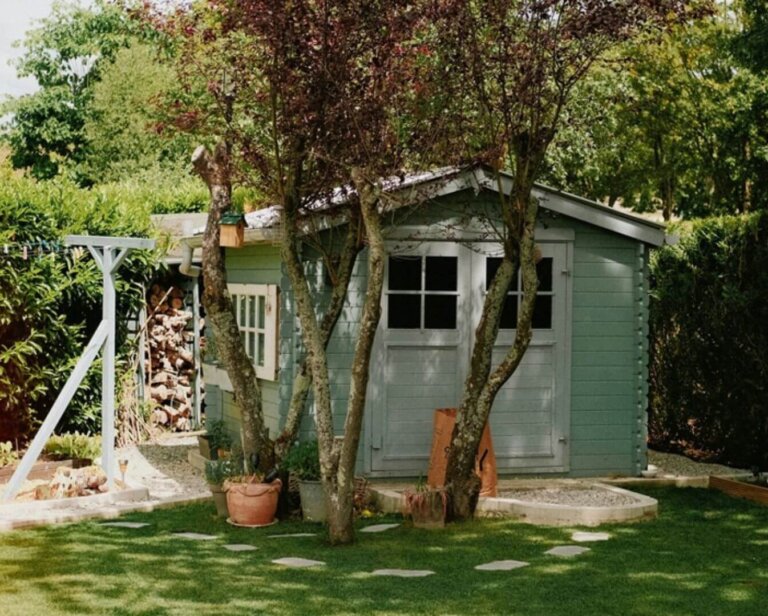 Skrzynie ogrodowe na balkony, tarasy i do ogrodów – dlaczego warto je wybierać?