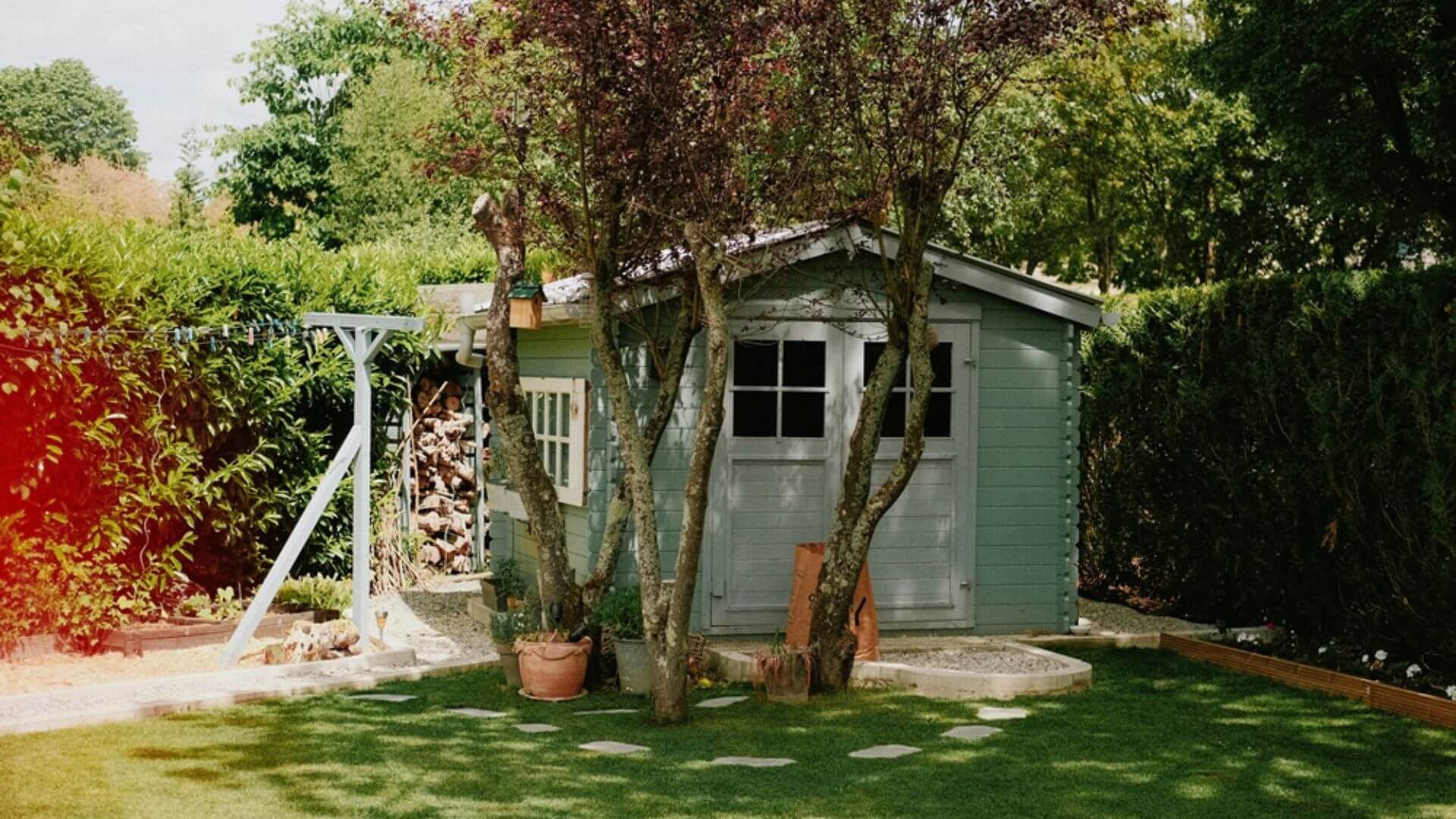 Skrzynie ogrodowe na balkony, tarasy i do ogrodów – dlaczego warto je wybierać?