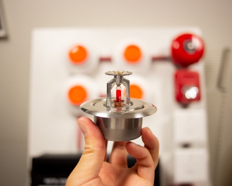 Montaż instalacji przeciwpożarowych – co warto wiedzieć przed rozpoczęciem inwestycji? Poradnik