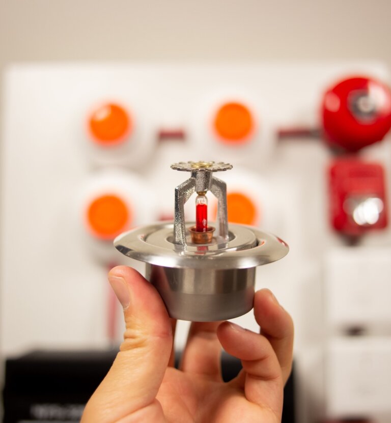 Montaż instalacji przeciwpożarowych – co warto wiedzieć przed rozpoczęciem inwestycji? Poradnik