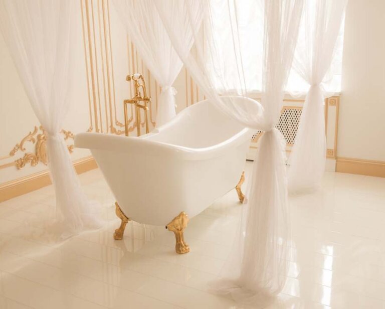 Nietypowe baterie wannowe – pomysły na nietuzinkowe łazienki
