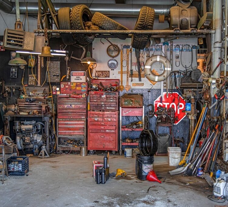 Jak dopasować regały garażowe do ciężaru przechowywanych rzeczy?