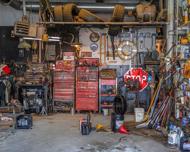 Jak dopasować regały garażowe do ciężaru przechowywanych rzeczy?