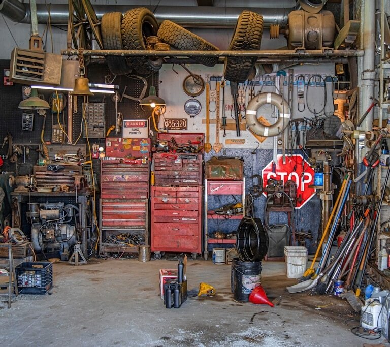 Jak dopasować regały garażowe do ciężaru przechowywanych rzeczy?