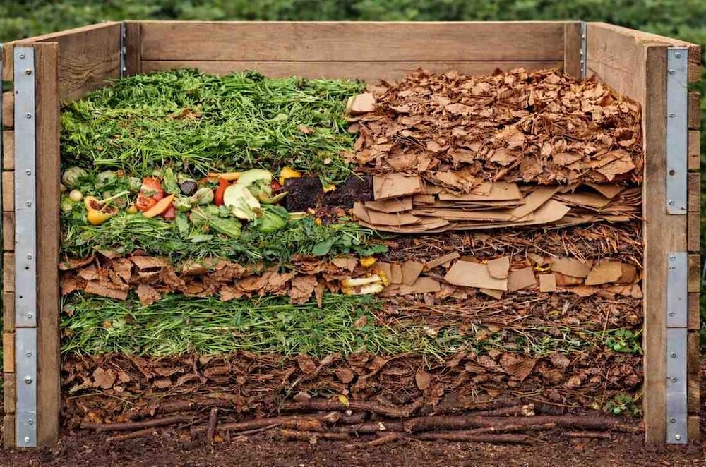 jak zrobić kompostownik - układanie warstw 