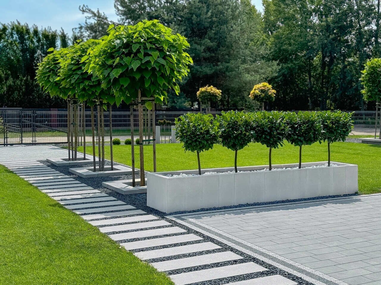 Jak zaprojektować ogród z wykorzystaniem elementów betonowych?