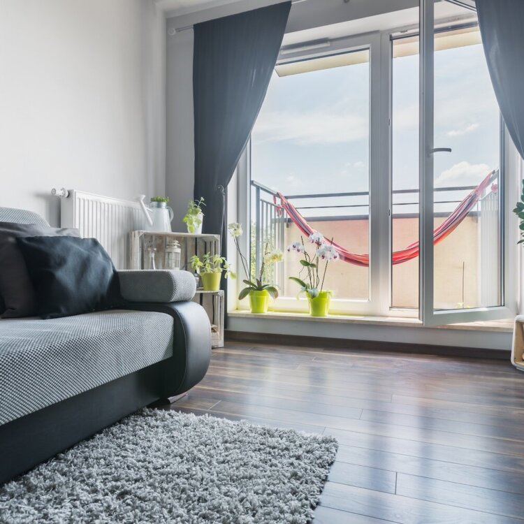 Drzwi tarasowe z niskim progiem – wygoda czy ryzyko strat ciepła?