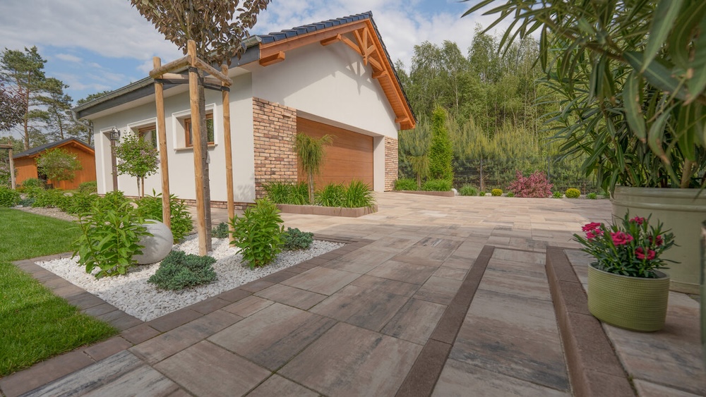 kamienny podjazd z ogrodem przed domem 