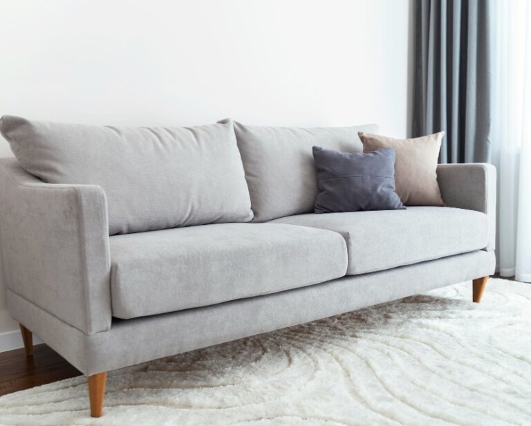 Jakie zasłony do szarej kanapy wybrać?