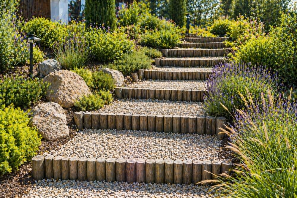 inspiracje na schody zewnętrzne na przykładzie schodów ze żwiru i palisad