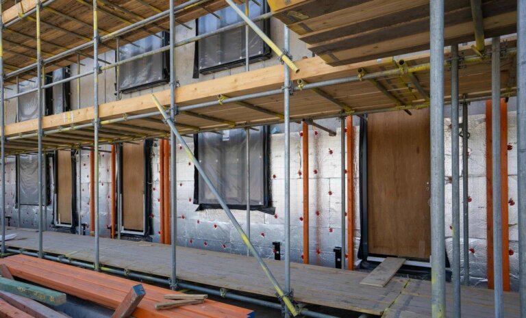 Ocieplenie domu styropianem metodą ETICS – jak dobrać grubość izolacji i właściwy klej?