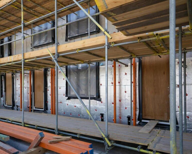 Ocieplenie domu styropianem metodą ETICS – jak dobrać grubość izolacji i właściwy klej?