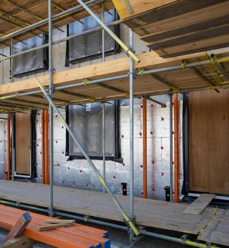 Ocieplenie domu styropianem metodą ETICS – jak dobrać grubość izolacji i właściwy klej?