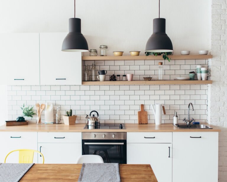 Przechowywanie w małej kuchni: sprytne rozwiązania w meblach robionych na zamówienie