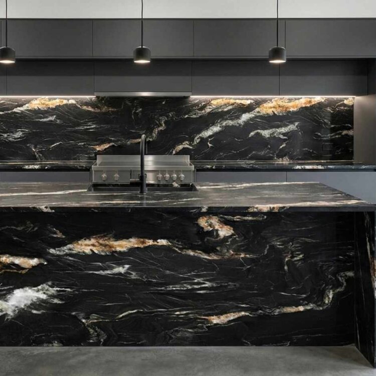 Granit, marmur czy kwarcyt – który kamień naturalny najlepiej sprawdzi się w kuchni i w łazience?