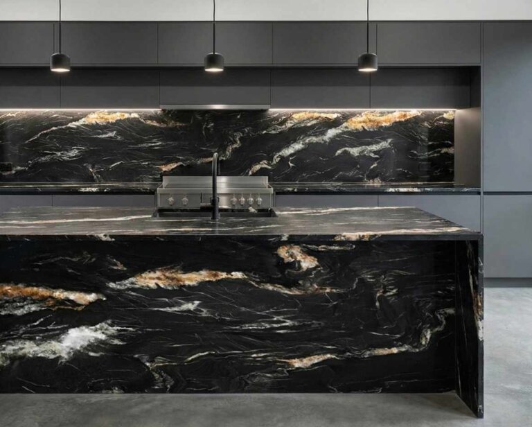 Granit, marmur czy kwarcyt – który kamień naturalny najlepiej sprawdzi się w kuchni i w łazience?