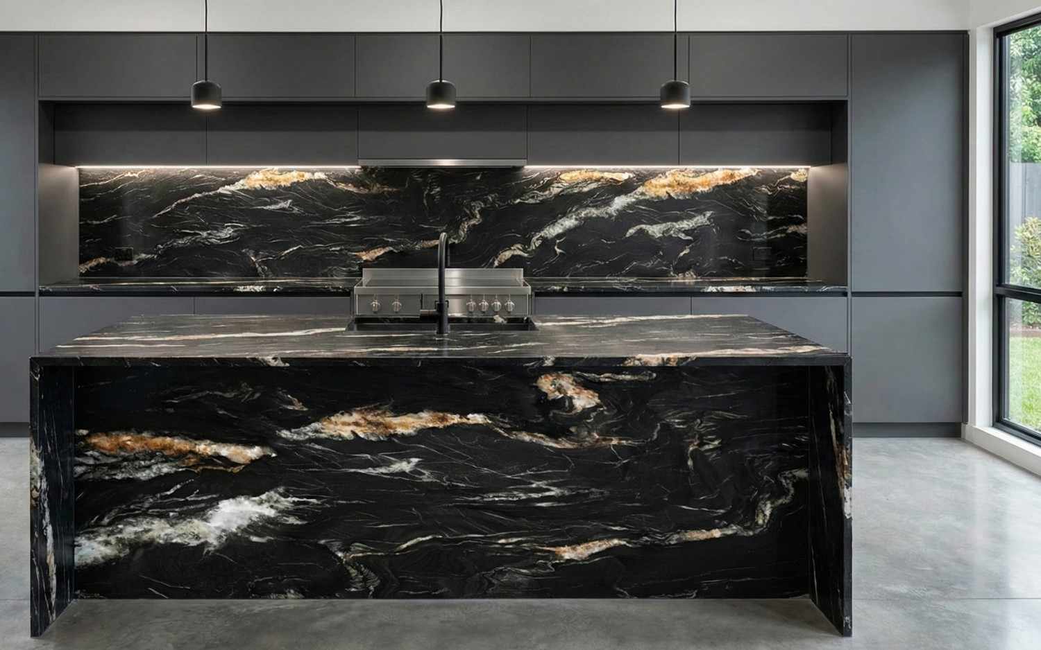 Granit, marmur czy kwarcyt – który kamień naturalny najlepiej sprawdzi się w kuchni i w łazience?