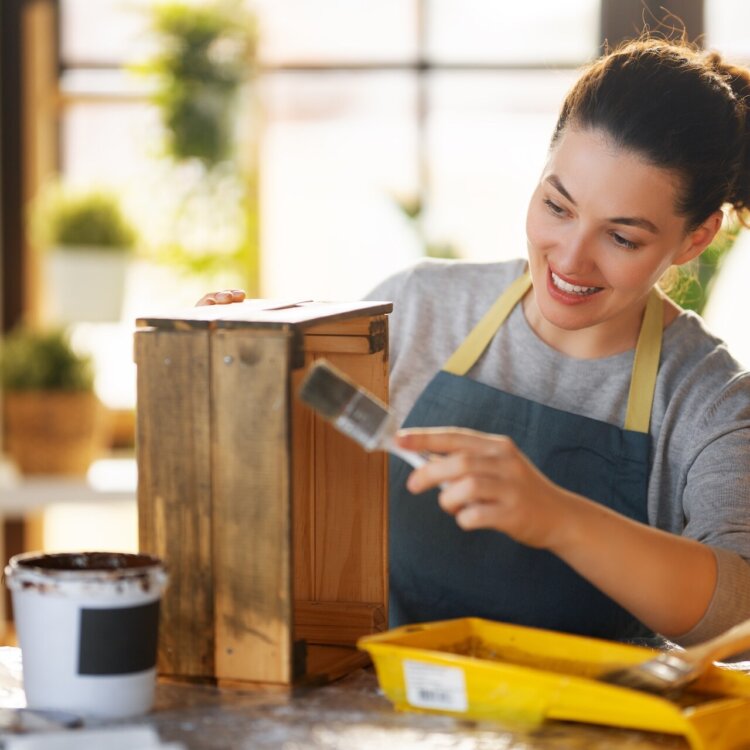 Malowanie mebli z okleiny – jaką farbę wybrać? Praktyczny przewodnik