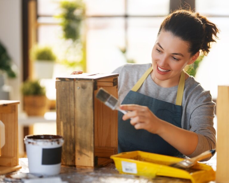 Malowanie mebli z okleiny – jaką farbę wybrać? Praktyczny przewodnik