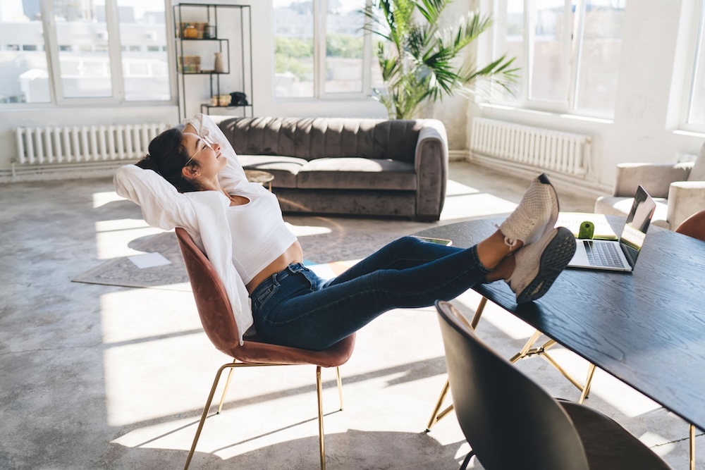 młoda kobieta relaksująca się w mieszkaniu