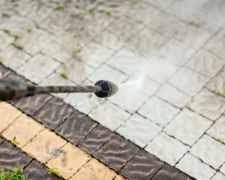 Jak i czym myć kostkę brukową? Skuteczne sposoby na czyszczenie kostki