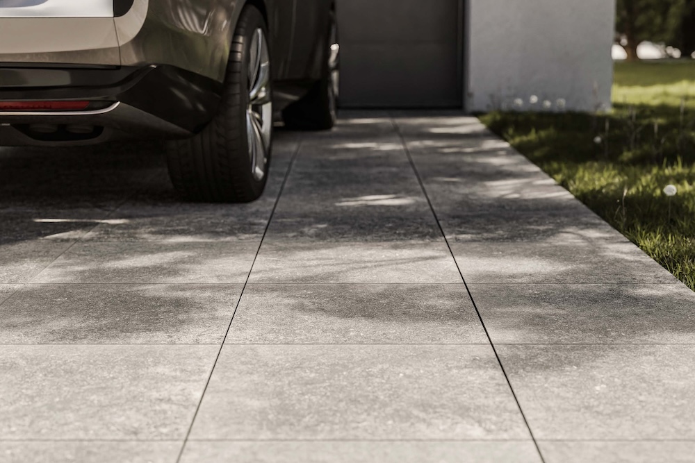 podjazd z płyt gresowych Spectre Pomysł na podjazd przed domem z płytami gresowymi STAR 3.0 z kolekcji Spectre