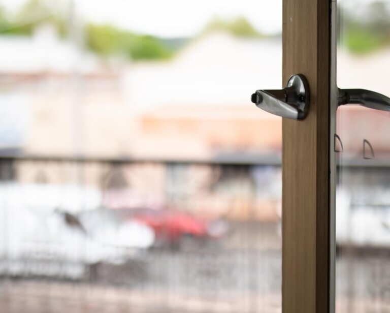 Regulacja drzwi balkonowych krok po kroku – poradnik