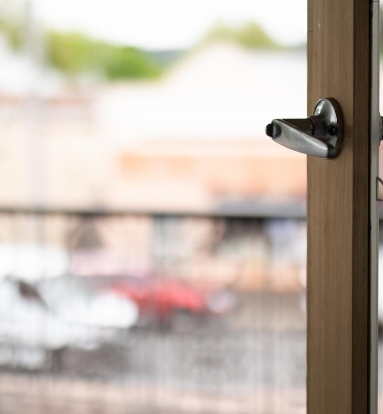 Regulacja drzwi balkonowych krok po kroku – poradnik