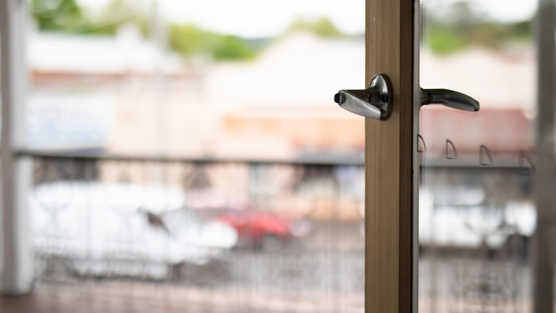 Regulacja drzwi balkonowych krok po kroku – poradnik