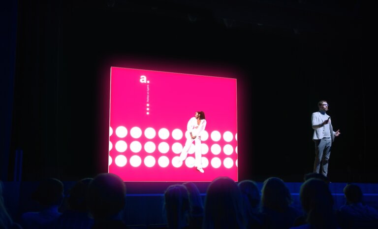 Światło, które przyciąga klientów – wykorzystanie kasetonów LED w nowoczesnym wystawiennictwie