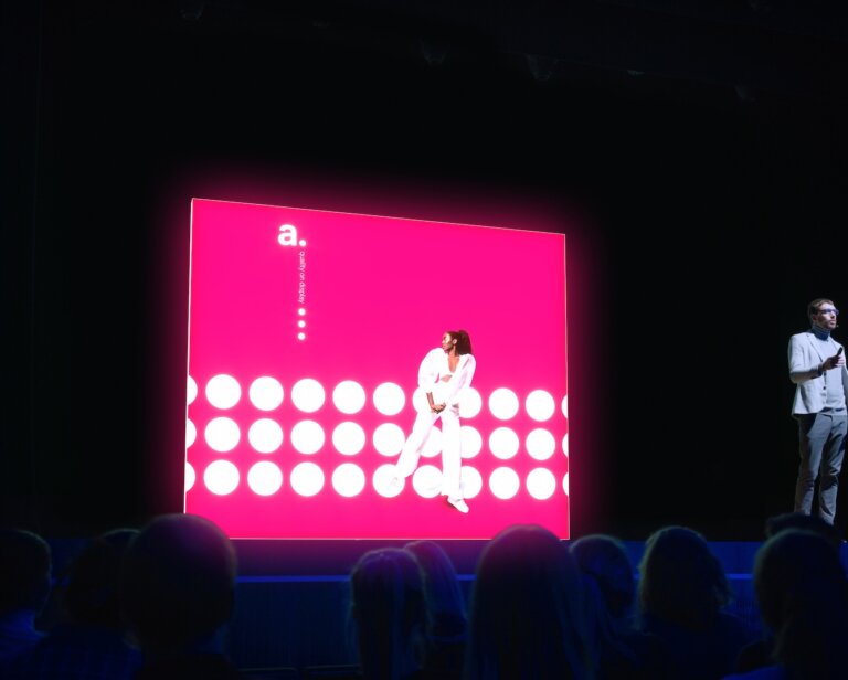 Światło, które przyciąga klientów – wykorzystanie kasetonów LED w nowoczesnym wystawiennictwie