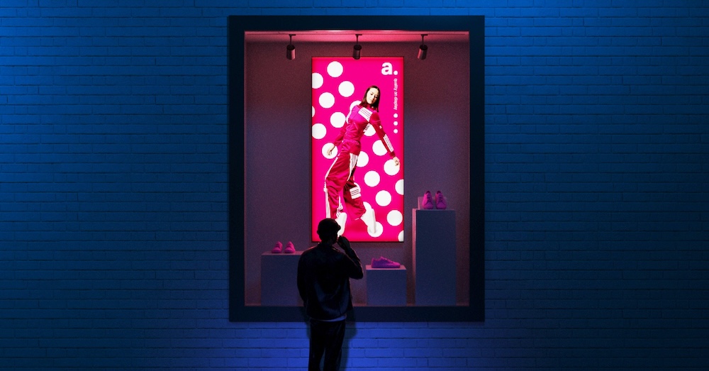 Wystawa sklepowa z kasetonem LED