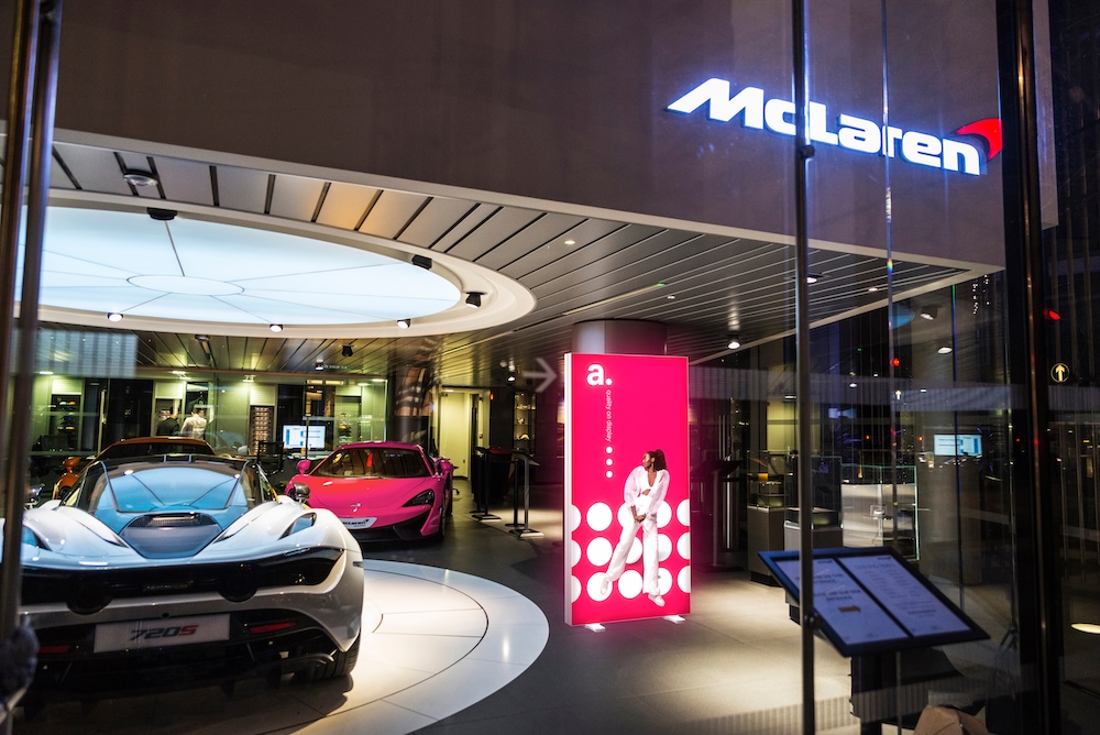 Kaseton reklamowy w salonie motoryzacyjnym