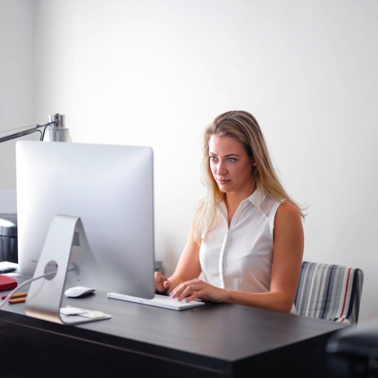 Idealne domowe biuro: ergonomia, przestrzeń i dopasowane narzędzia