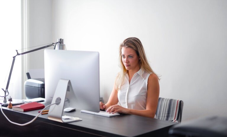Idealne domowe biuro: ergonomia, przestrzeń i dopasowane narzędzia