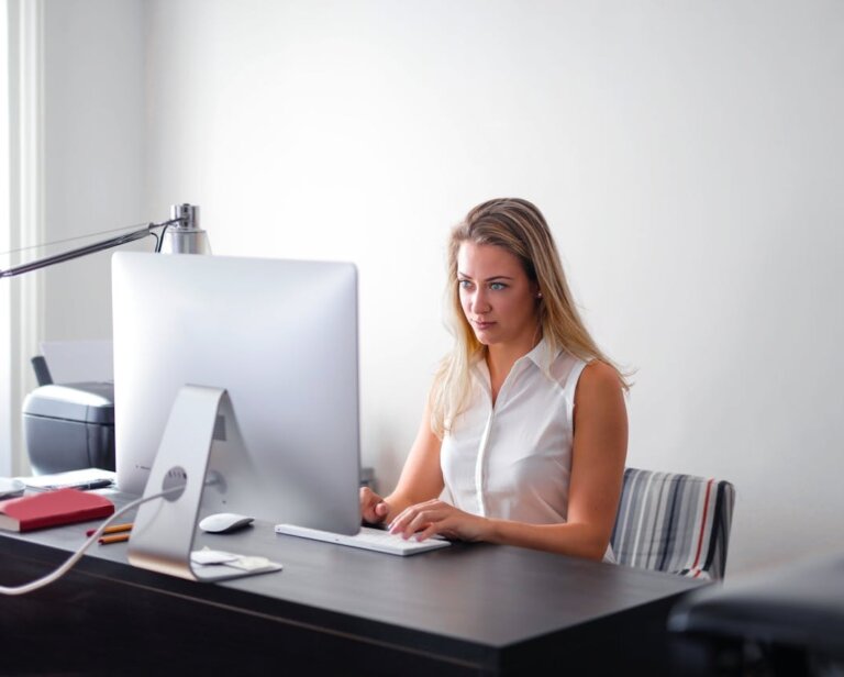 Idealne domowe biuro: ergonomia, przestrzeń i dopasowane narzędzia