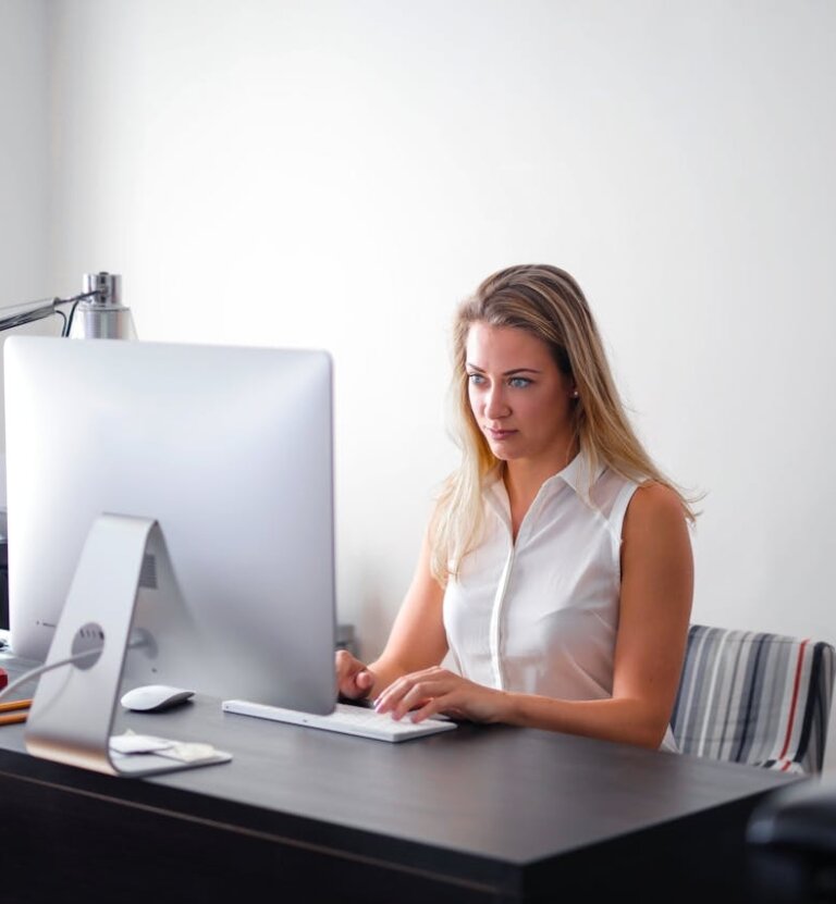 Idealne domowe biuro: ergonomia, przestrzeń i dopasowane narzędzia