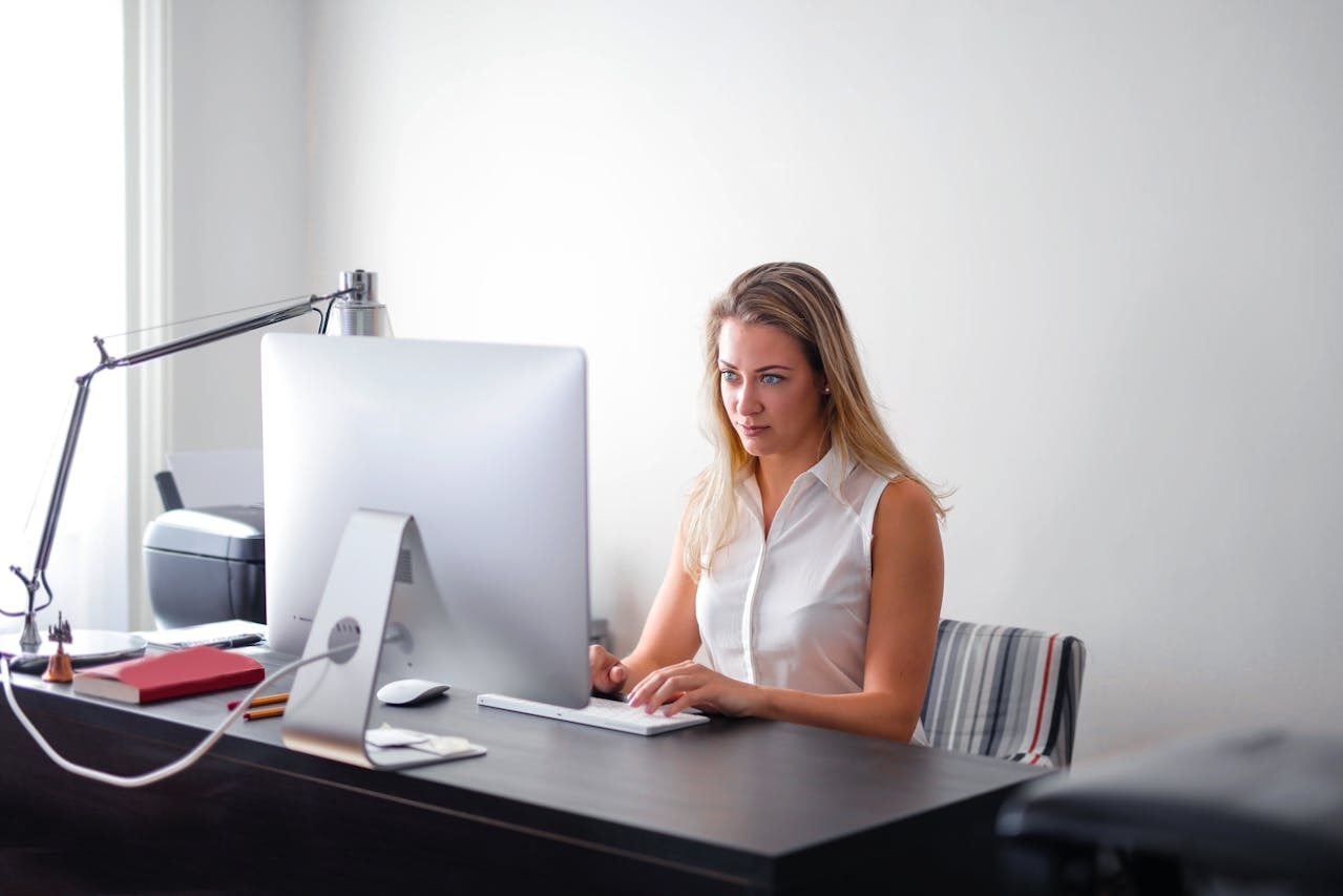 Idealne domowe biuro: ergonomia, przestrzeń i dopasowane narzędzia