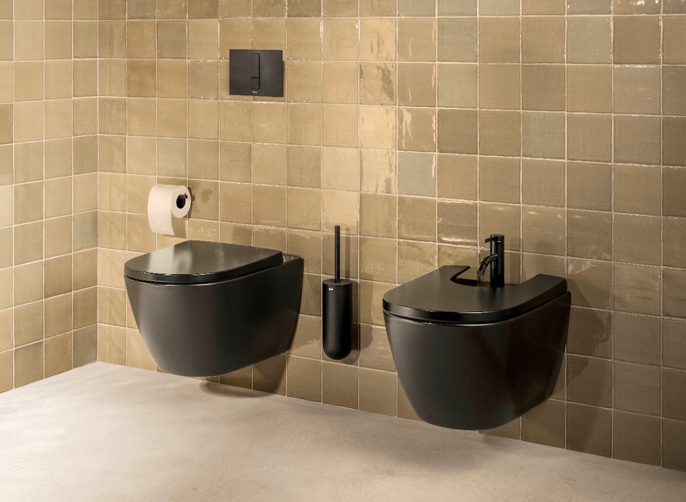 czarna toaleta i bidet 