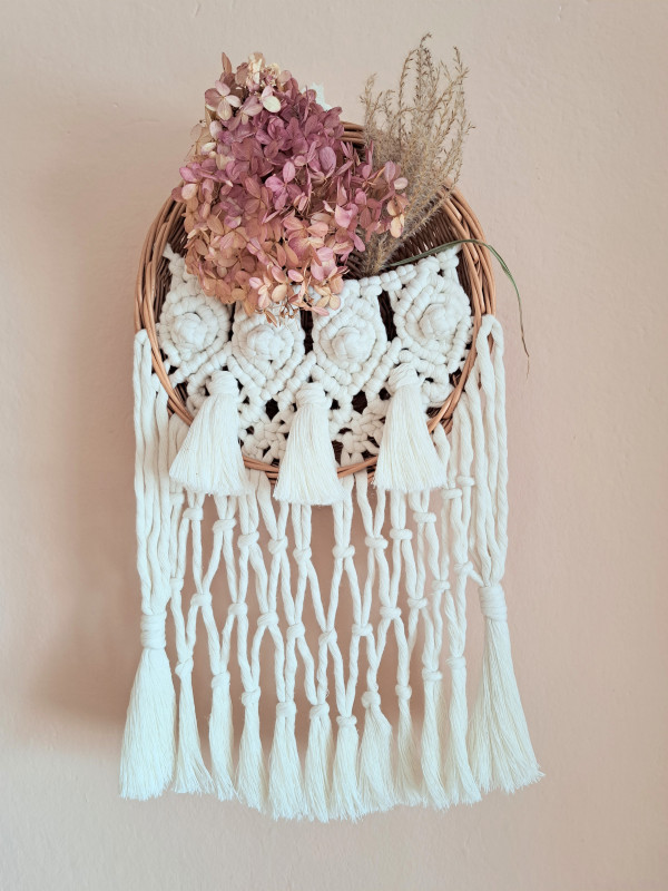 boho-kosz-na-kwiaty-makrama kosz makrama - ozdoba na ścianę