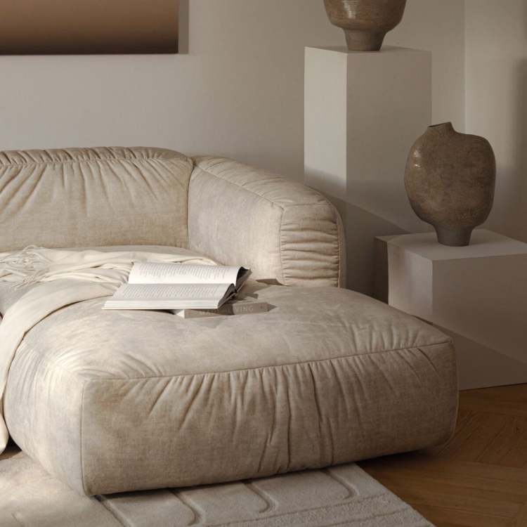 Sofa modułowa do salonu: dlaczego warto ją wybrać?