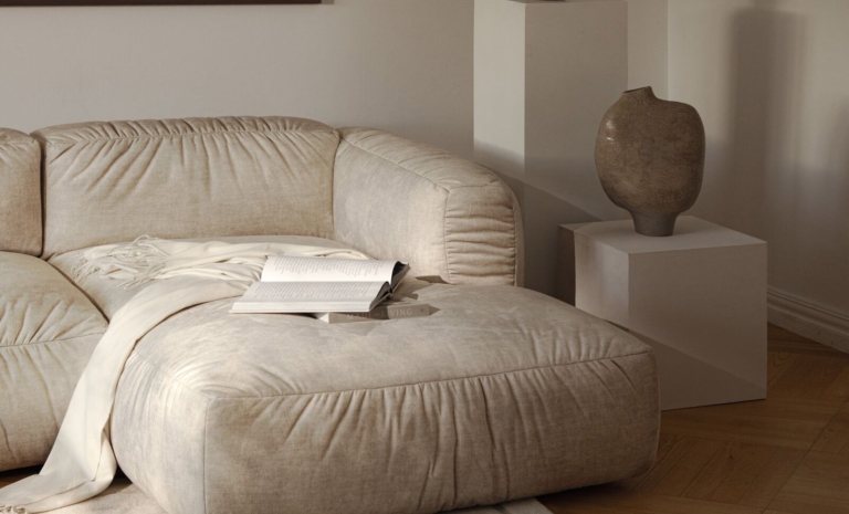 Sofa modułowa do salonu: dlaczego warto ją wybrać?