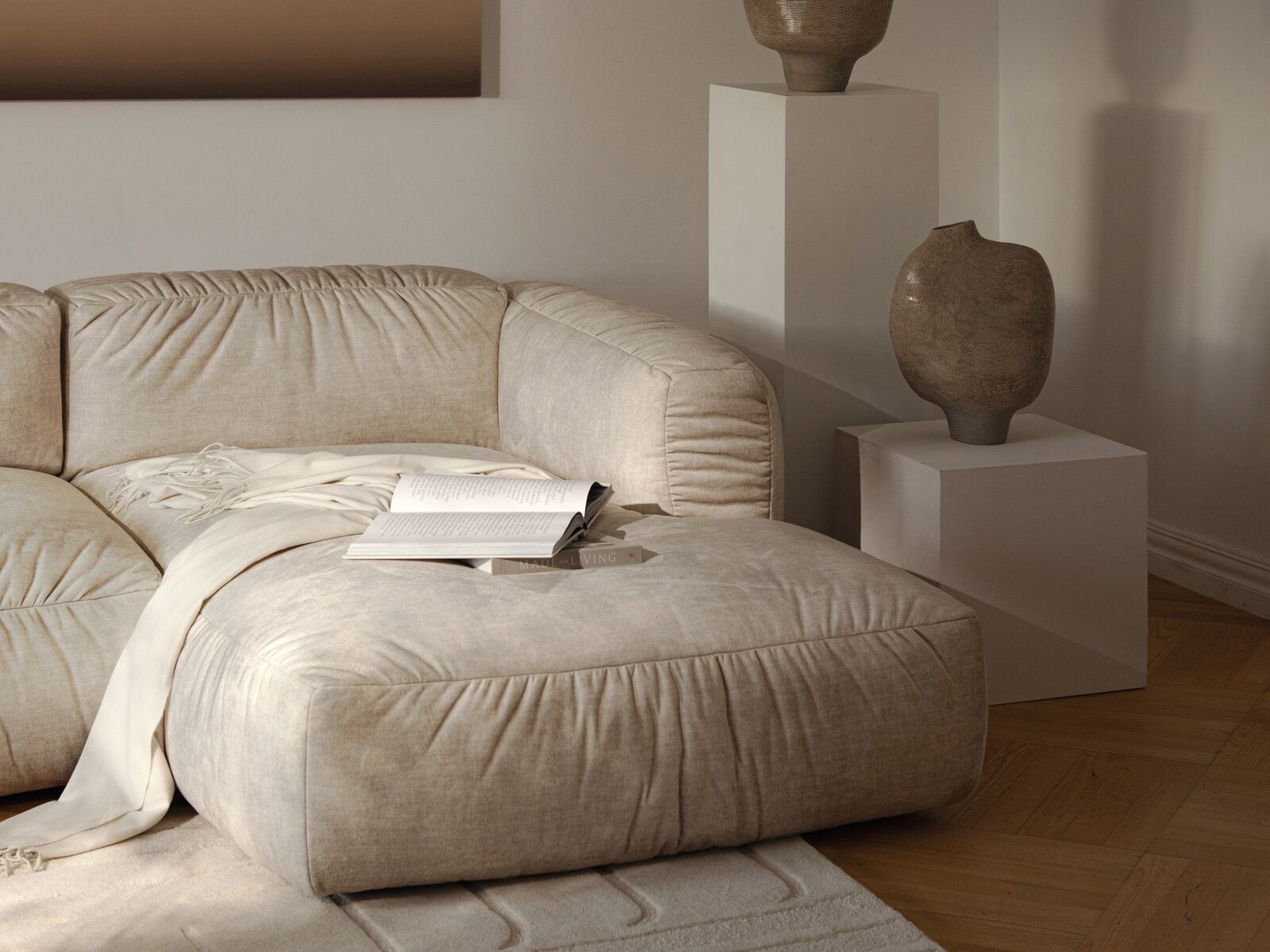 Sofa modułowa do salonu: dlaczego warto ją wybrać?