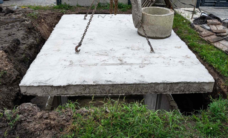 Jak przygotować teren pod montaż szamba betonowego?